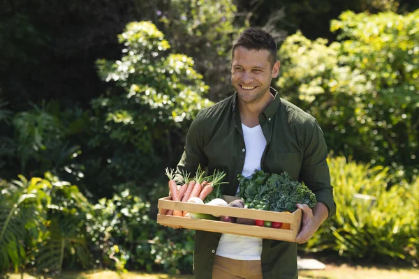 Homem Caucasiano Passando Tempo Seu Jardim Segurando Caixa Com Legumes — Fotografia de Stock