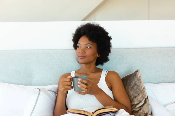 Young African American Afro Woman Looking Away While Sitting Coffee — Stock Photo, Image