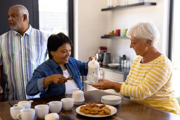 Bizarre Seniorin Serviert Kaffee Tasse Die Von Freundin Holztisch Pflegeheim — Stockfoto