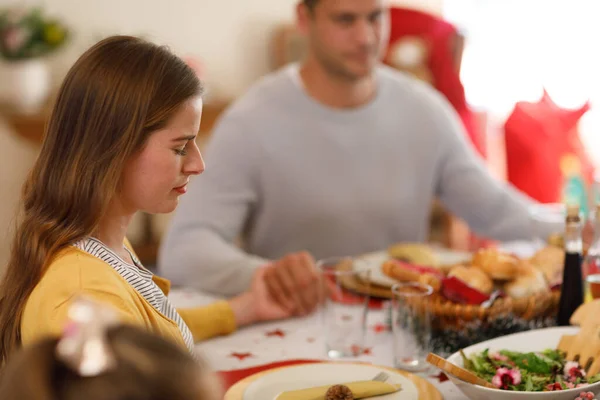 多代高加索人家庭坐在桌旁 在晚饭前闭上眼睛祈祷 高质量的生活方式家庭团聚时间 — 图库照片