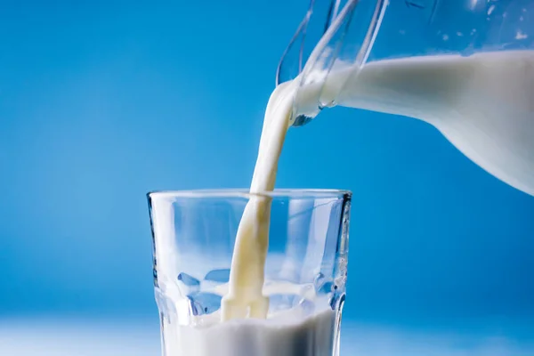 Κοντινό Πλάνο Του Γάλακτος Που Χύνεται Ποτήρι Από Βάζο Πάνω — Φωτογραφία Αρχείου