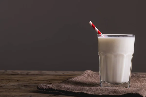 Mjölk Glas Med Halm Bordet Mot Grå Bakgrund Kopiera Utrymme — Stockfoto