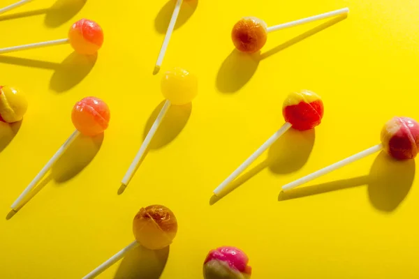 Overhead Close View Scattered Lollipops Yellow Background Unaltered Unhealthy Eating — Stock Photo, Image