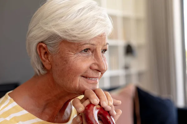 自宅で熟考しながら杖を保持灰色の髪を持つ白人のシニア女性のクローズアップ 笑顔で思慮深い変化のない医療支援退職生活と障害の概念 — ストック写真