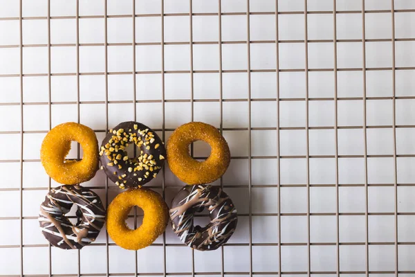 Diretamente Acima Vista Vários Donuts Frescos Rack Refrigeração Sobre Fundo — Fotografia de Stock