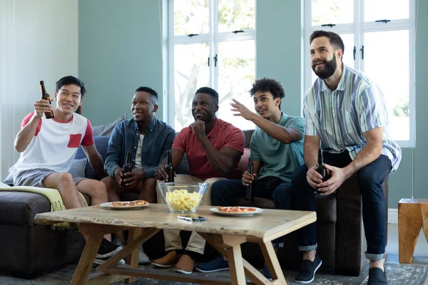 Spannende Multiraciale Mannelijke Vrienden Met Bierflessen Snacks Kijken Wedstrijd Terwijl — Stockfoto