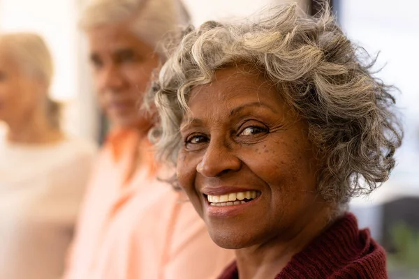 在养老院与多种族朋友的快乐的非洲裔美国老年妇女的特写 快乐的 不变的 友谊的 团结的 支持的 辅助生活的和退休的概念 — 图库照片