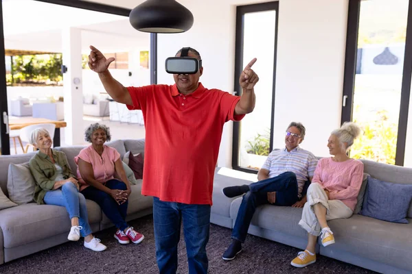 Amigos Sonrientes Multirraciales Mirando Hombre Mayor Usando Simulador Realidad Virtual — Foto de Stock