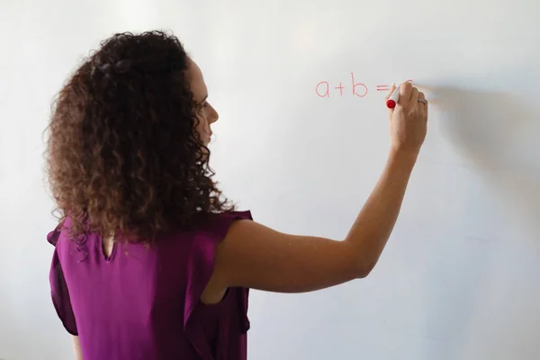 Biała Młoda Nauczycielka Pisząca Formułę Tablicy Podczas Lekcji Matematyki Szkole — Zdjęcie stockowe
