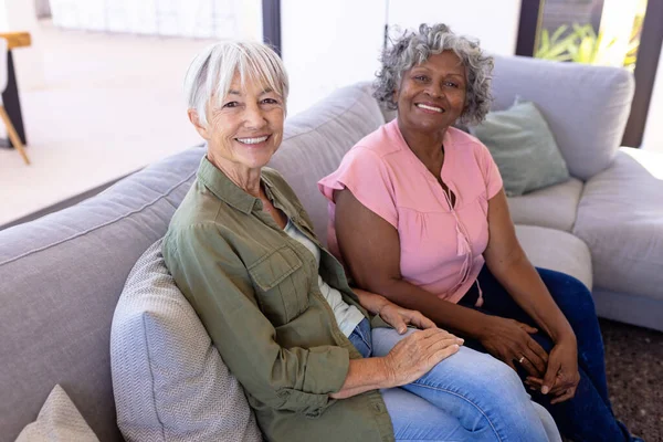 Retrato Amigas Ancianas Multirraciales Sonrientes Sentadas Sofá Sala Estar Del — Foto de Stock