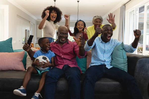 Veselý Multiracial Multigeneration Rodina Křičí Radostí Při Sledování Fotbalového Zápasu — Stock fotografie
