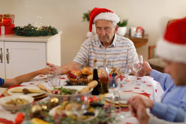 Masada Oturan Yemekten Önce Gözleri Kapalı Dua Eden Noel Baba — Stok fotoğraf