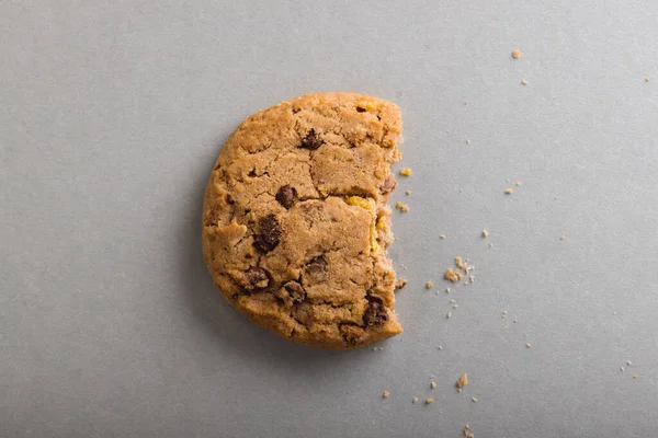 Direkt Über Der Aufnahme Eines Halb Verzehrten Cookies Auf Grauem — Stockfoto