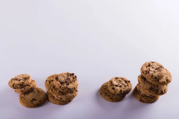 Hög Vinkel Syn Cookies Staplade Över Vit Bakgrund Med Kopieringsutrymme — Stockfoto