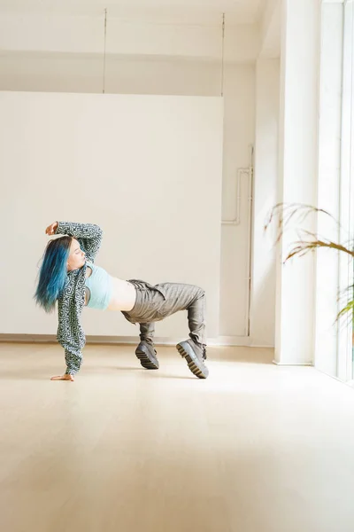 코카서스 댄서가 공간을 가지고 스튜디오에서 연습하는 모습입니다 움직임 — 스톡 사진