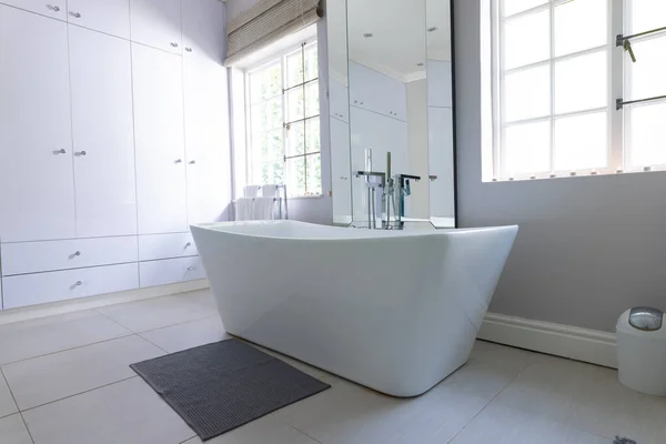 Free Standing Bath Πολυτελές Μοντέρνο Μπάνιο Στο Σπίτι Copy Space — Φωτογραφία Αρχείου