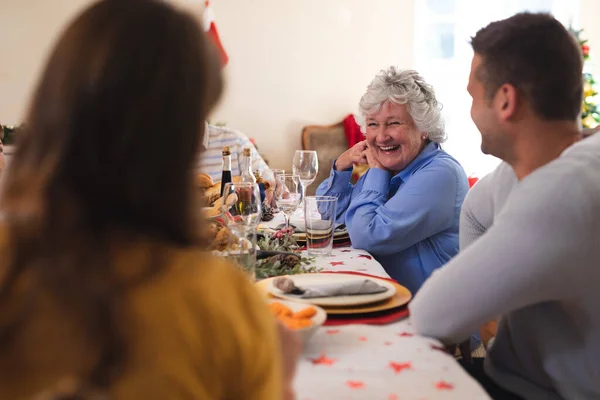 Kaukasische Familie Sitzt Beim Gemeinsamen Weihnachtsessen Tisch Und Lächelt Qualität — Stockfoto