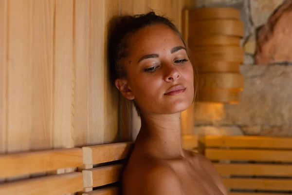 Gros Plan Jeune Femme Caucasienne Peignoir Relaxant Dans Sauna Concept — Photo