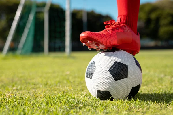 在草地上 身穿红袜和鞋子 脚踩足球的男性运动员比例较低 运动场 竞赛和体育概念 — 图库照片