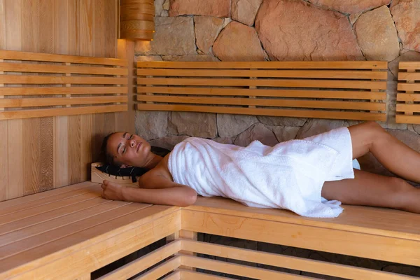 Giovane Donna Caucasica Accappatoio Rilassarsi Nella Sauna Spa Wellness Relax — Foto Stock