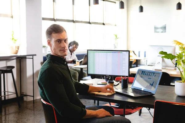 Boční Pohled Portrét Mladého Bělošského Podnikatele Počítačem Notebookem Stole Kanceláři — Stock fotografie