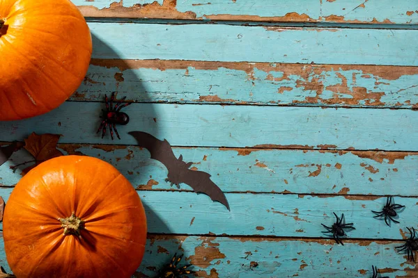 青い木製の表面にコピースペースのカボチャ バットのおもちゃ 秋の季節とお祝いのコンセプト — ストック写真