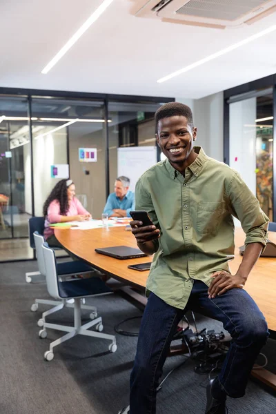 スマートフォンを背景に同僚とアフリカ系アメリカ人ビジネスマンの笑顔の肖像画 変更されず 創造的なビジネス 多様性 ワイヤレス技術 — ストック写真