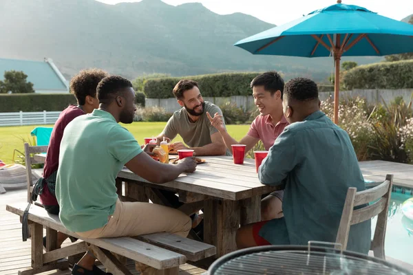 Multiracial Heureux Amis Masculins Avec Des Boissons Assis Table Bavarder — Photo