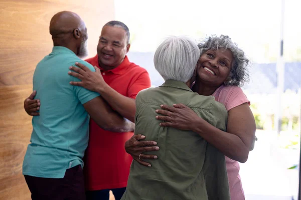 多种族老年人站在疗养院门口拥抱和欢迎朋友 辅助生活 — 图库照片