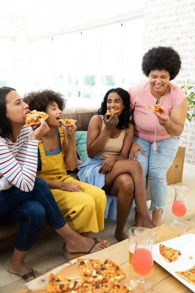 Millennial Φίλους Biracial Απολαμβάνοντας Πίτσα Και Ποτά Ενώ Περνούν Ελεύθερο — Φωτογραφία Αρχείου