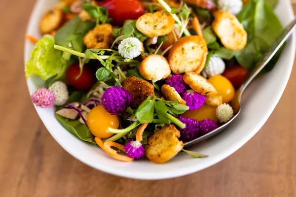Vysokoúhlé Detailní Záběry Cherry Rajčat Chleba Listové Zeleniny Salát Podávaný — Stock fotografie