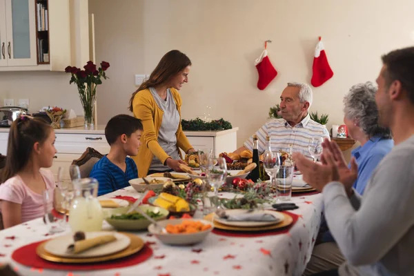 Die Kaukasische Mehrgenerationenfamilie Sitzt Zum Gemeinsamen Abendessen Tisch Redet Und — Stockfoto