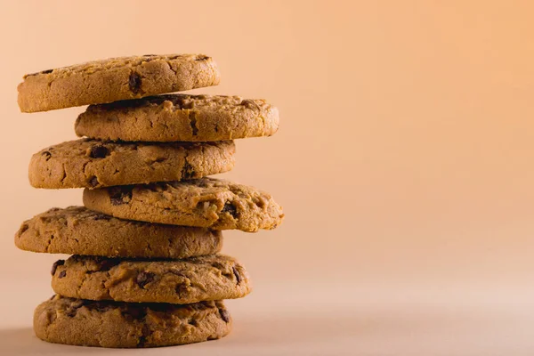 Närbild Stapel Cookies Mot Brun Bakgrund Med Kopieringsutrymme Oföränderlig Mat — Stockfoto
