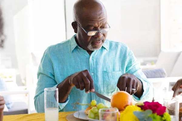 Afro Americano Careca Idoso Vestindo Óculos Comendo Frutas Para Almoço — Fotografia de Stock
