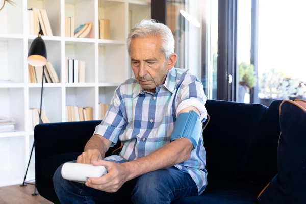 Senior Caucasian Man Examining Blood Pressure Blood Pressure Monitor While — Stock Photo, Image