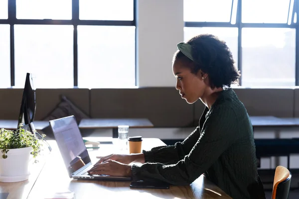 아프리카 미국인젊은 사업가 사무실에서 노트북을 사용하고 있습니다 변경되지 창의적 집중력 — 스톡 사진