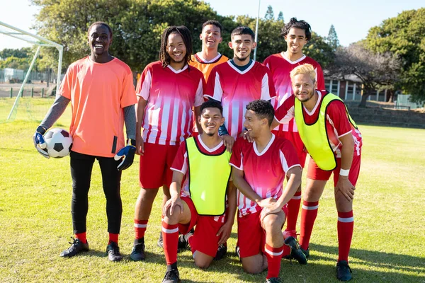 Retrato Jogadores Futebol Masculino Felizes Vestindo Uniformes Posando Playground Durante — Fotografia de Stock