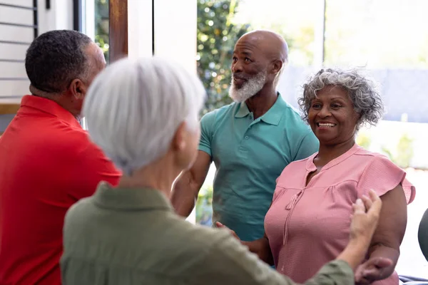 Πολυφυλετικοί Φίλοι Καλωσορίζουν Αφροαμερικανούς Ηλικιωμένους Ενώ Στέκονται Στην Πόρτα Του — Φωτογραφία Αρχείου