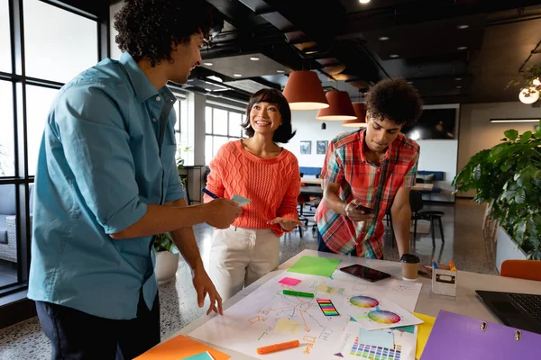 オフィスでの会議でビジネス戦略を計画する創造的な多人種の同僚 変化のないチームワーク創造的なビジネス職場多様性デザインの職業 — ストック写真