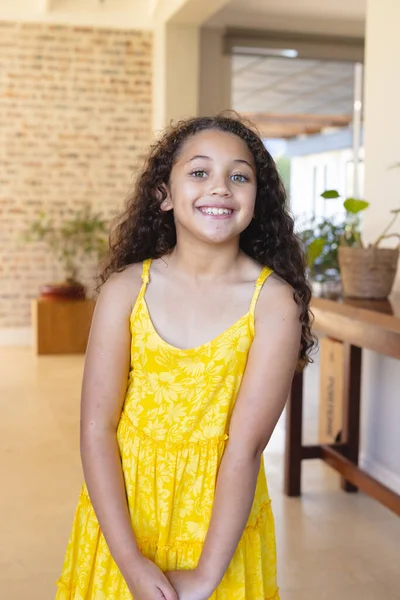 Evde Dikilen Sarı Elbiseli Kıvırcık Saçlı Gülümseyen Melez Tatlı Kızın — Stok fotoğraf