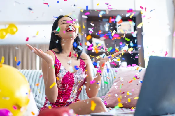 Mujer Birracial Feliz Teniendo Fiesta Casa Con Caída Confeti Haciendo — Foto de Stock