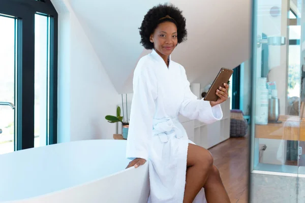 Banyoda Dijital Tableti Olan Afro Amerikan Bir Kadının Portresi Değiştirilmemiş — Stok fotoğraf