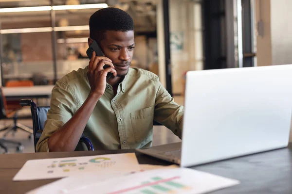 Αποφασισμένος Αφροαμερικάνος Επιχειρηματίας Αναπηρία Μιλάει Στο Τηλέφωνο Και Χρησιμοποιεί Λάπτοπ — Φωτογραφία Αρχείου