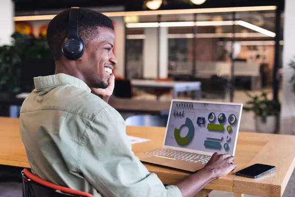 Lächelnder Afrikanisch Amerikanischer Geschäftsmann Telefoniert Während Laptop Strategien Plant Unverändertes — Stockfoto