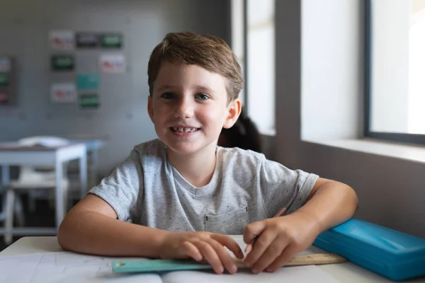 Portret Van Een Glimlachende Blanke Basisschooljongen Met Boek Potlood Aan — Stockfoto