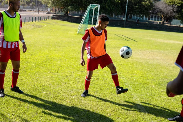 Blanke Mannelijke Speler Kijkt Naar Teamgenoot Oefenen Freestyle Voetbal Grasveld — Stockfoto