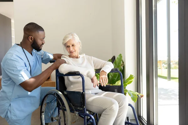 Afrykański Amerykański Pracownik Medyczny Wspierający Starszą Kobietę Wózku Inwalidzkim Opieka — Zdjęcie stockowe