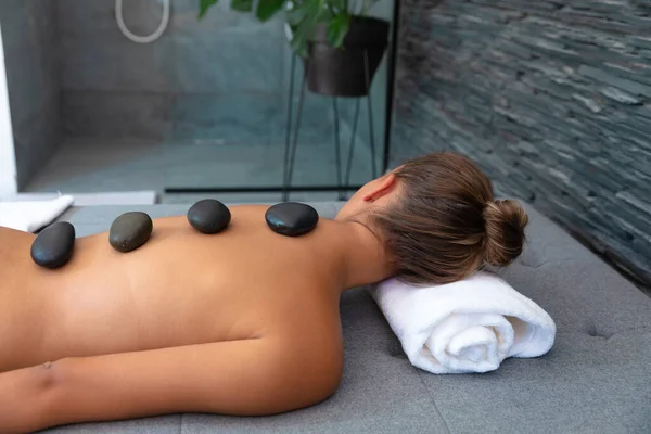 Mulher Branca Recebendo Massagem Pedra Quente Deitada Mesa Massagem Conceito — Fotografia de Stock
