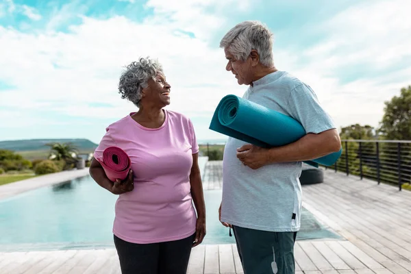 Gelukkige Multiraciale Senioren Die Yogamatten Vasthouden Terwijl Aan Het Zwembad — Stockfoto