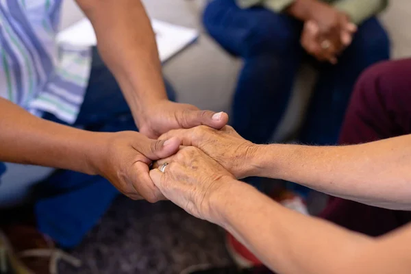 在小组治疗过程中 多种族的资深朋友牵着手 安慰他人的形象被打破了 疗养院 辅助生活 — 图库照片
